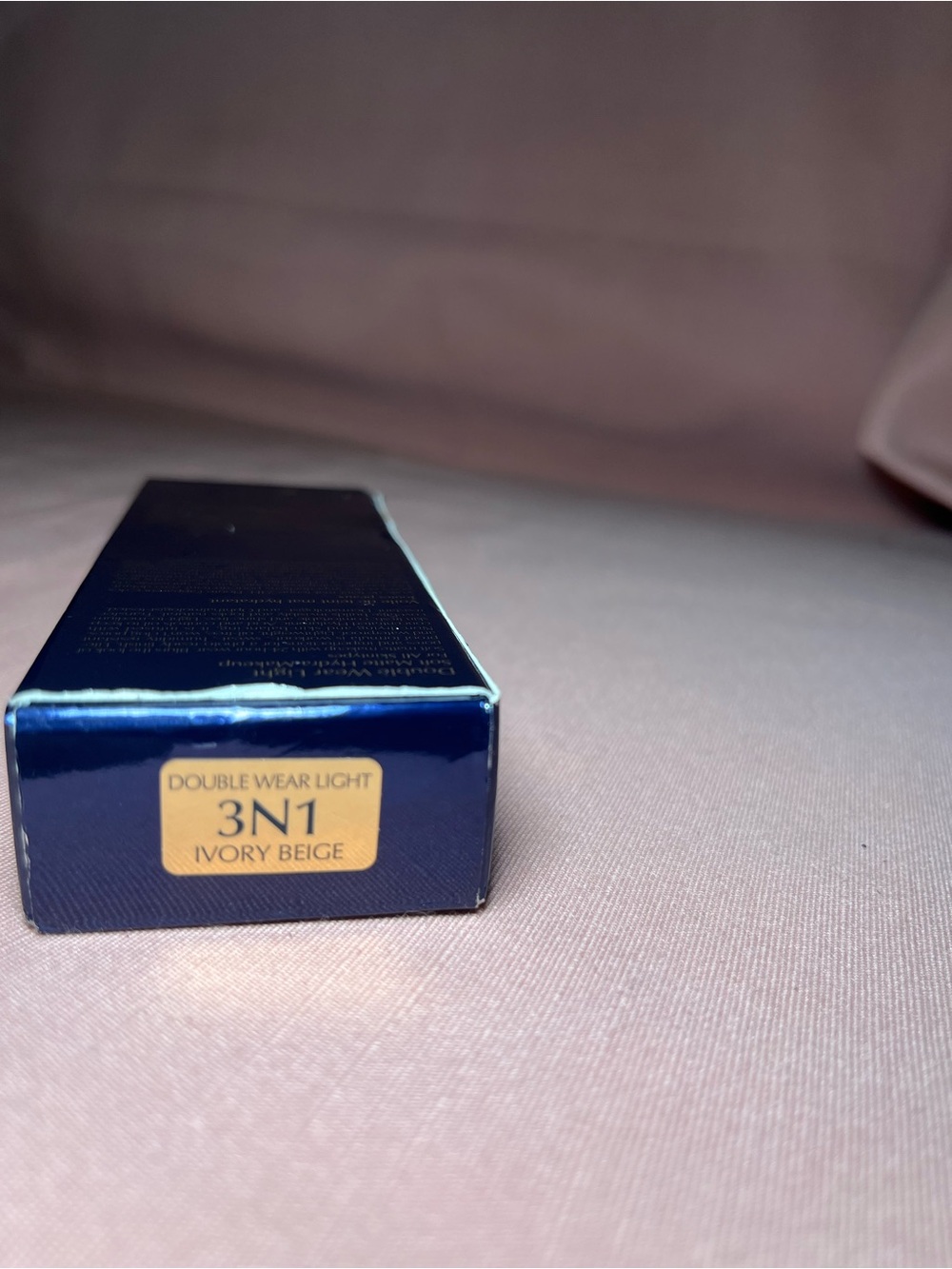 Estee Lauder Double Wear Light Foundation - 3N1 - Picture 6 of 9